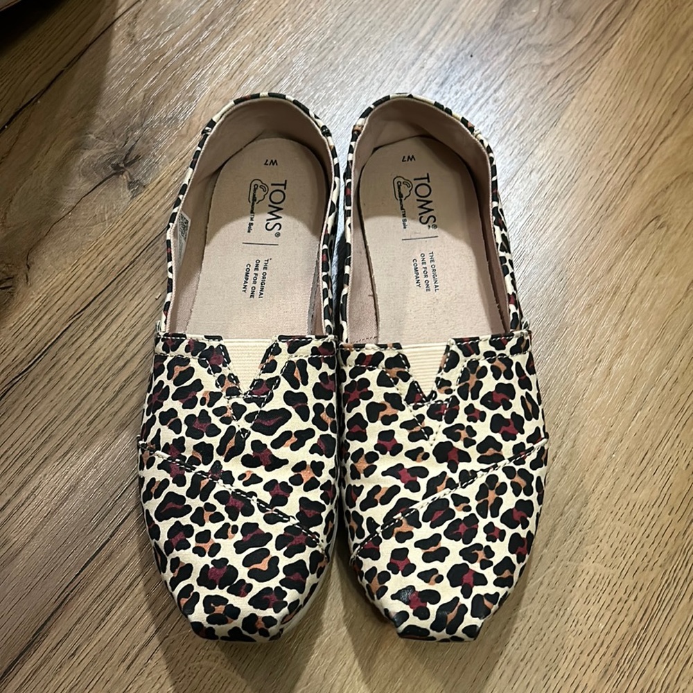 Toms leopard shoes size 7